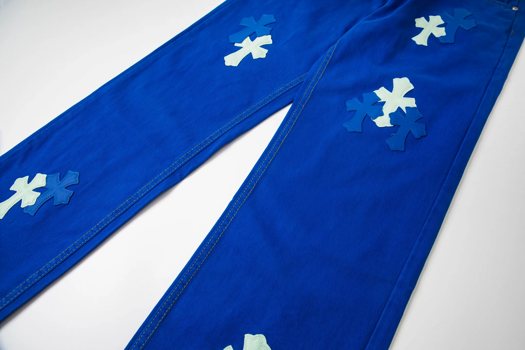 P270 Chrome hearts｜ch Chrome Hearts London-limited dopamine blue leather jeans - charming dopamine personality jeans, indispensable for fashionistas, the same model for celebrities, and a model touted by many bloggers. This new pair of pants is perfect in terms of shape and upper body. It is no exaggeration to say that making a pair of jeans is equivalent to the time of making 20 short-sleeved jeans. The fabric is made of high-quality imported denim. It has a unique high-end texture. I am very satisfied with it after washing and proofing several times. Style number: 1751# Color: Dopamine blue Size: 28 30 32 34